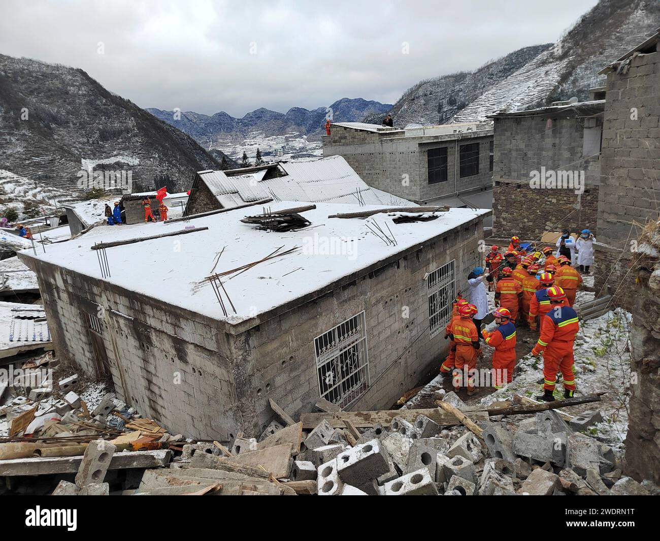 Tangfang Town, China. Januar 2024. Rettungskräfte arbeiten an der Stelle eines Erdrutsches im Dorf Liangshui, Stadt Tangfang in der Stadt Zhaotong, südwestchinesischer Provinz Yunnan. Zwei Personen, die zuvor als vermisst gemeldet wurden, wurden gefunden und tot bestätigt, nachdem ein Erdrutsch die Provinz Yunnan im Südwesten Chinas getroffen hatte. Die örtlichen Behörden sagten am Montag, dass der Erdrutsch das Dorf Liangshui in der Stadt Zhaotong um 6 Uhr morgens traf. was dazu geführt hat, dass 47 Menschen vermisst wurden, so die örtliche Zentrale für die Katastrophenhilfe. Quelle: Xinhua/Alamy Live News Stockfoto