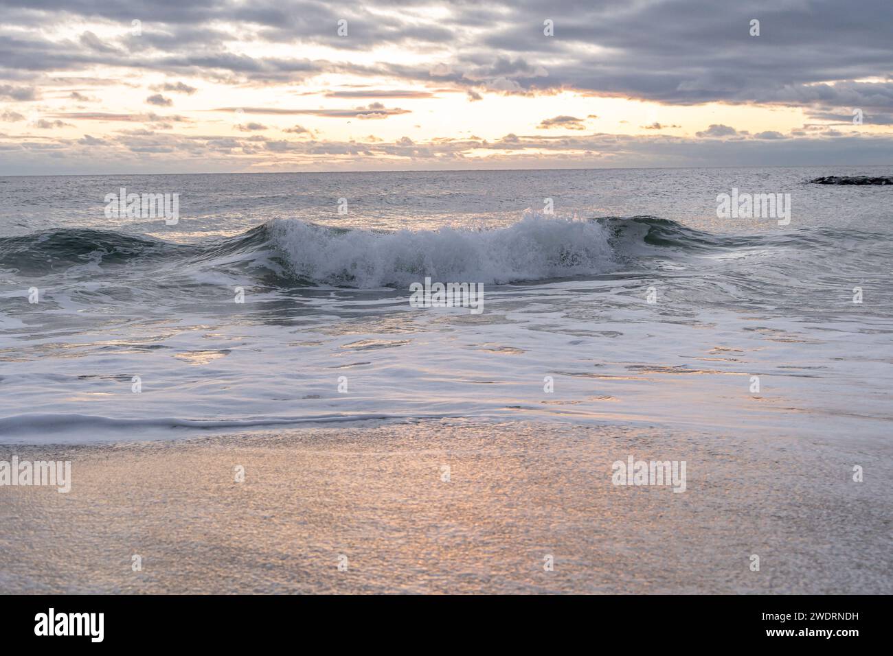 Wellen des Atlantischen Ozeans krachen an Land auf den Strand Stockfoto