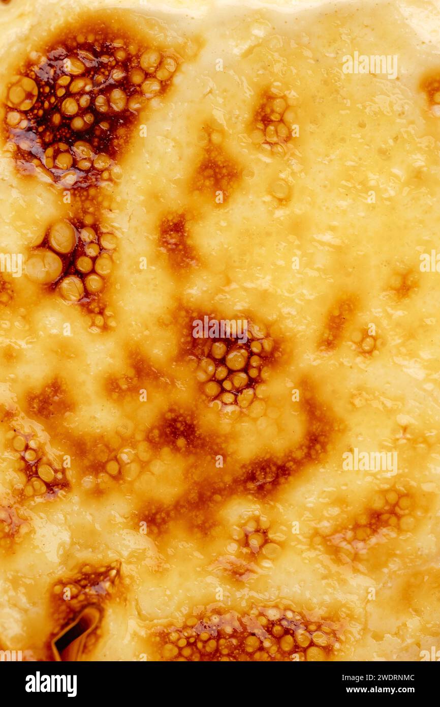 Käsekuchen auf farbigem Hintergrund Stockfoto