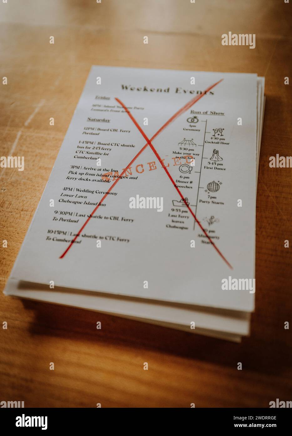 Terminplan mit großen roten Abbruchmarkierungen. Stockfoto