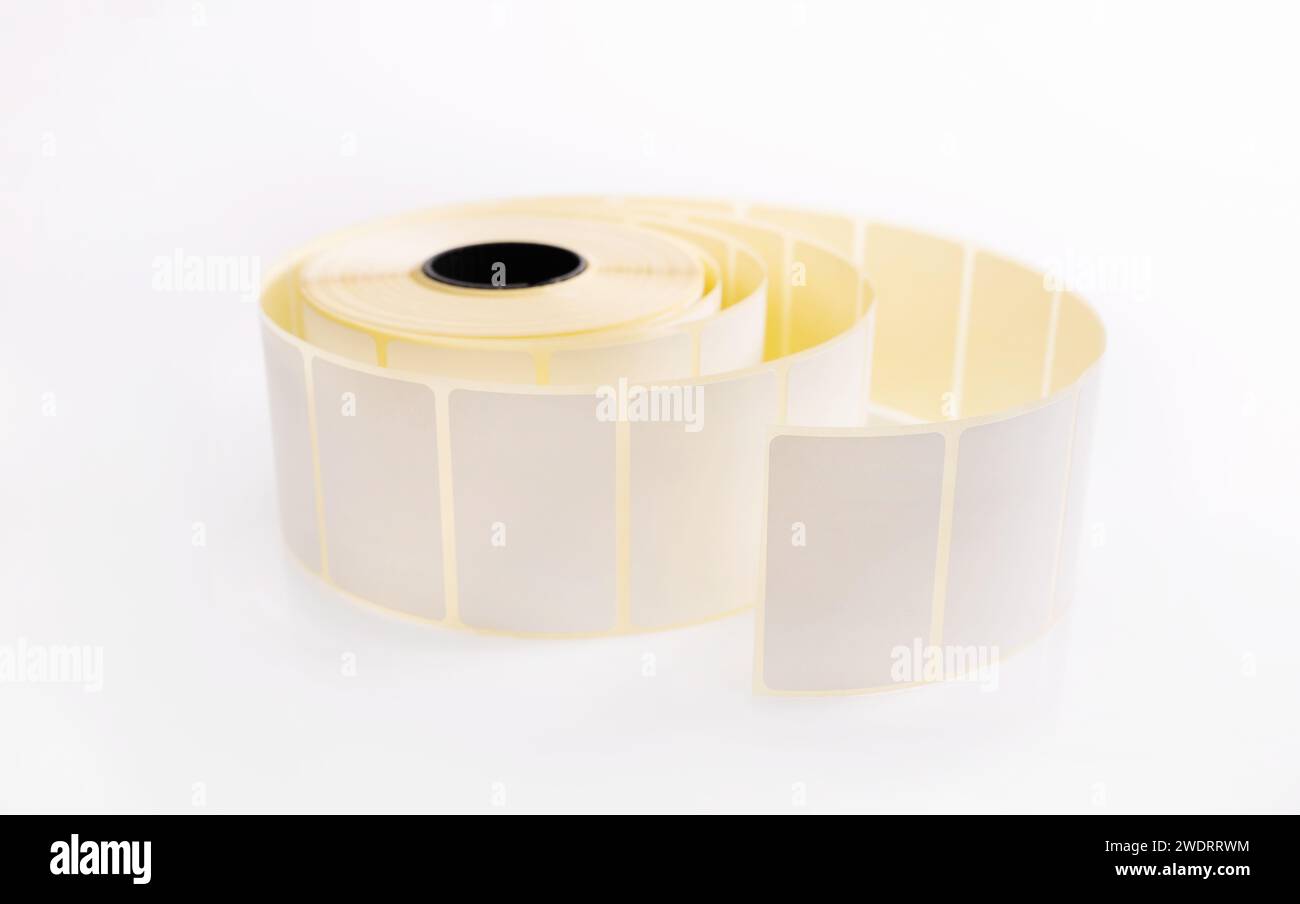 Strichcode-Aufkleberrolle für Produktpreis isoliert auf weißem Hintergrund. Leere selbstklebende Etiketten auf Spulen. Papieretiketten zur Kennzeichnung und Identifizierung Stockfoto