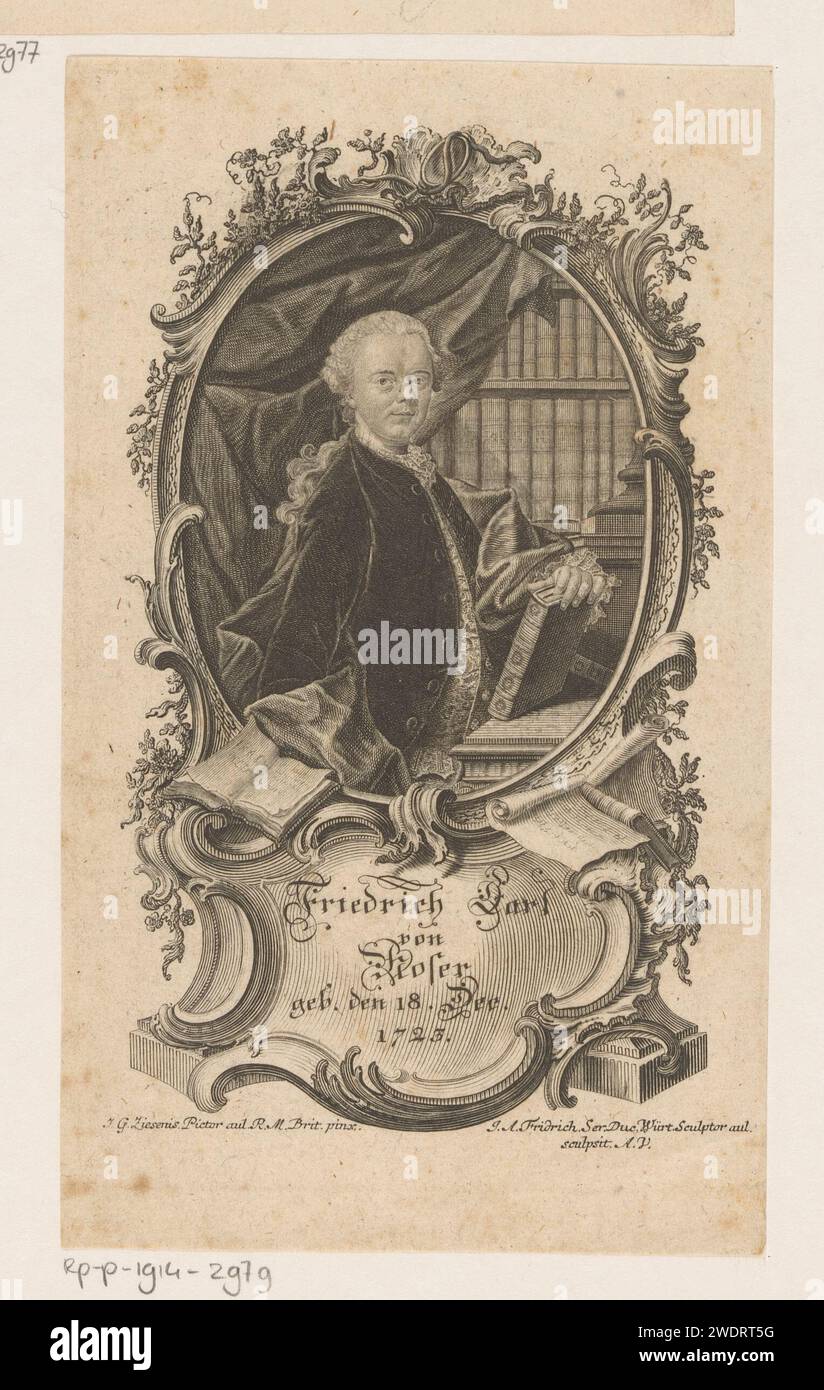 Porträt van Friedrich Carl Freiherr von Moser, Jacob Andreas Fridrich (II), nach Johann Georg Ziesenis, 1733 - 1779 Druck Augsburger Papierstich historischer Personen. rocaille-Ornament. Bücherregale. Buch Stockfoto