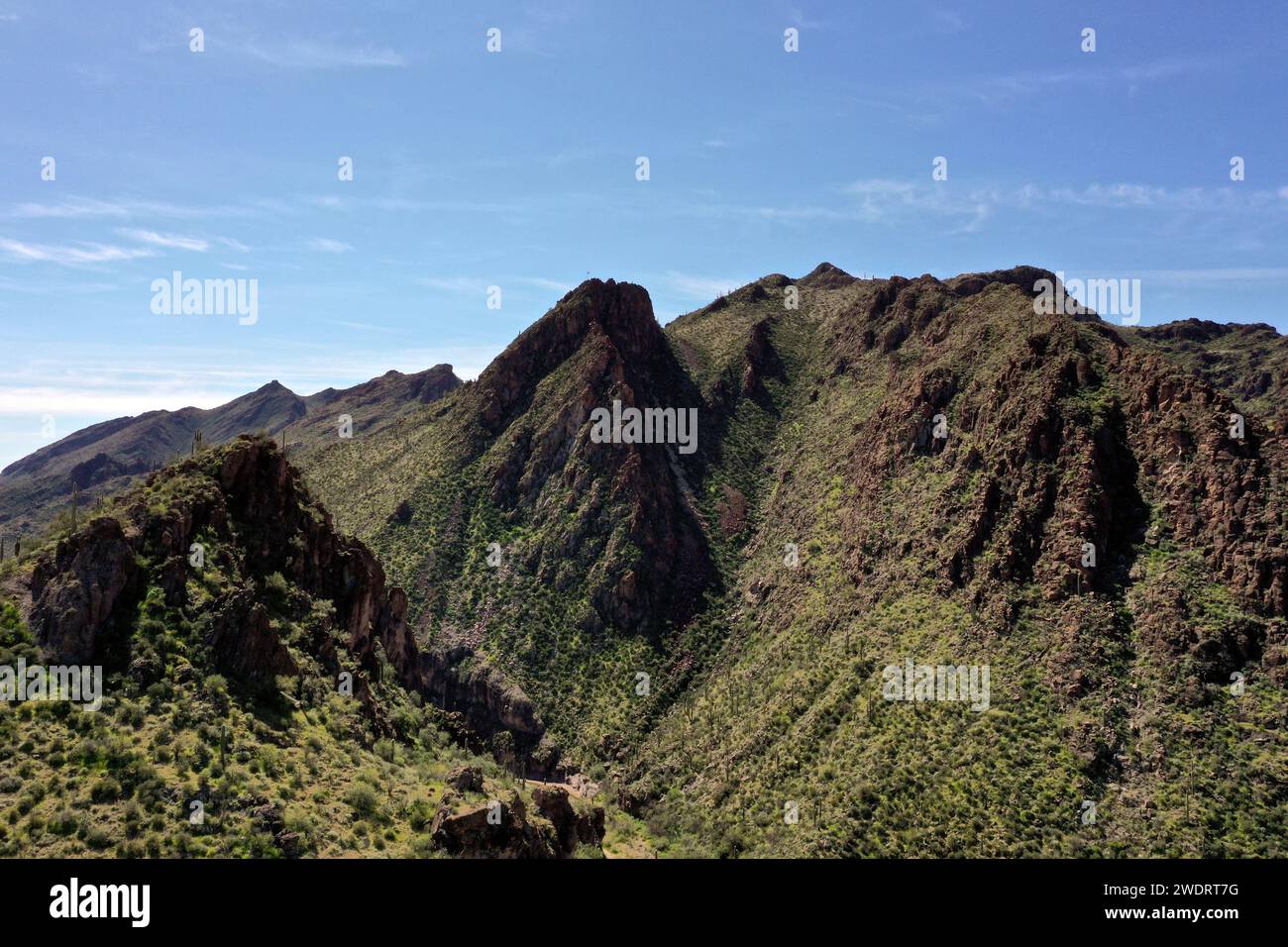 Gesteinsbildung mit saisonalem Grün Stockfoto