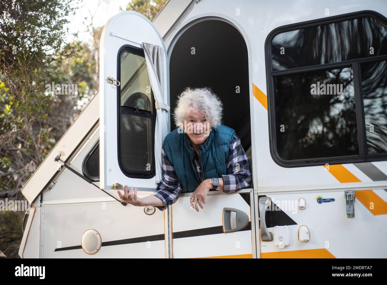 Ältere Rentnerin lehnt sich aus dem wohnmobil-Fenster von Campervan Stockfoto