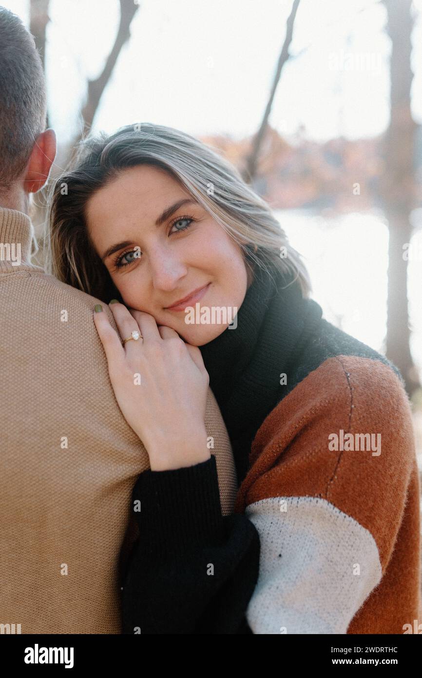 Frisch Verlobte Frau lächelt und zeigt Diamant Verlobungsring Stockfoto