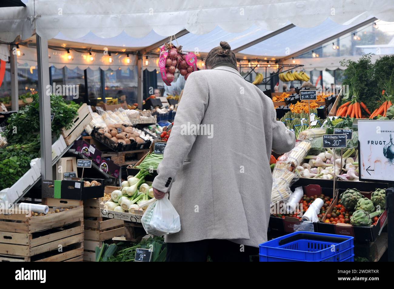 Kopenhagen, Dänemark.,20. Oktober 2021, /Gemüse- und Obstkunden bei Obst und Gemüse in Torvhallerne in der dänischen Hauptstadt.(Foto..Francis Joseph Dean/Dean Pictions) Stockfoto