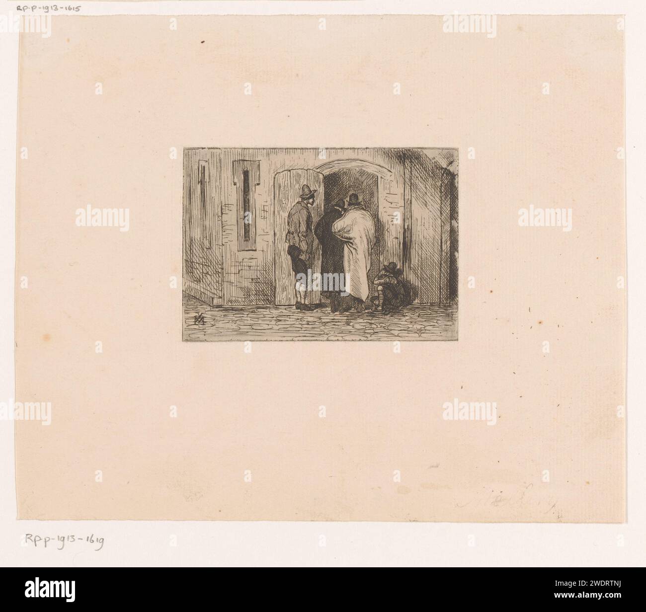 Vier Männer beobachten ein Gebäude durch eine Tür, Xavier Mellery, 1855 - 1913 Druckpapier, das offene Tür graviert. Straße. Erwachsener Mann (+ vier Personen) Stockfoto