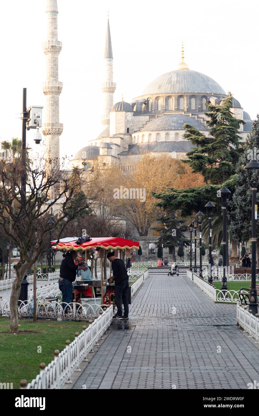 Straßenverkäufer vor der Blauen Moschee bei Sonnenaufgang Stockfoto