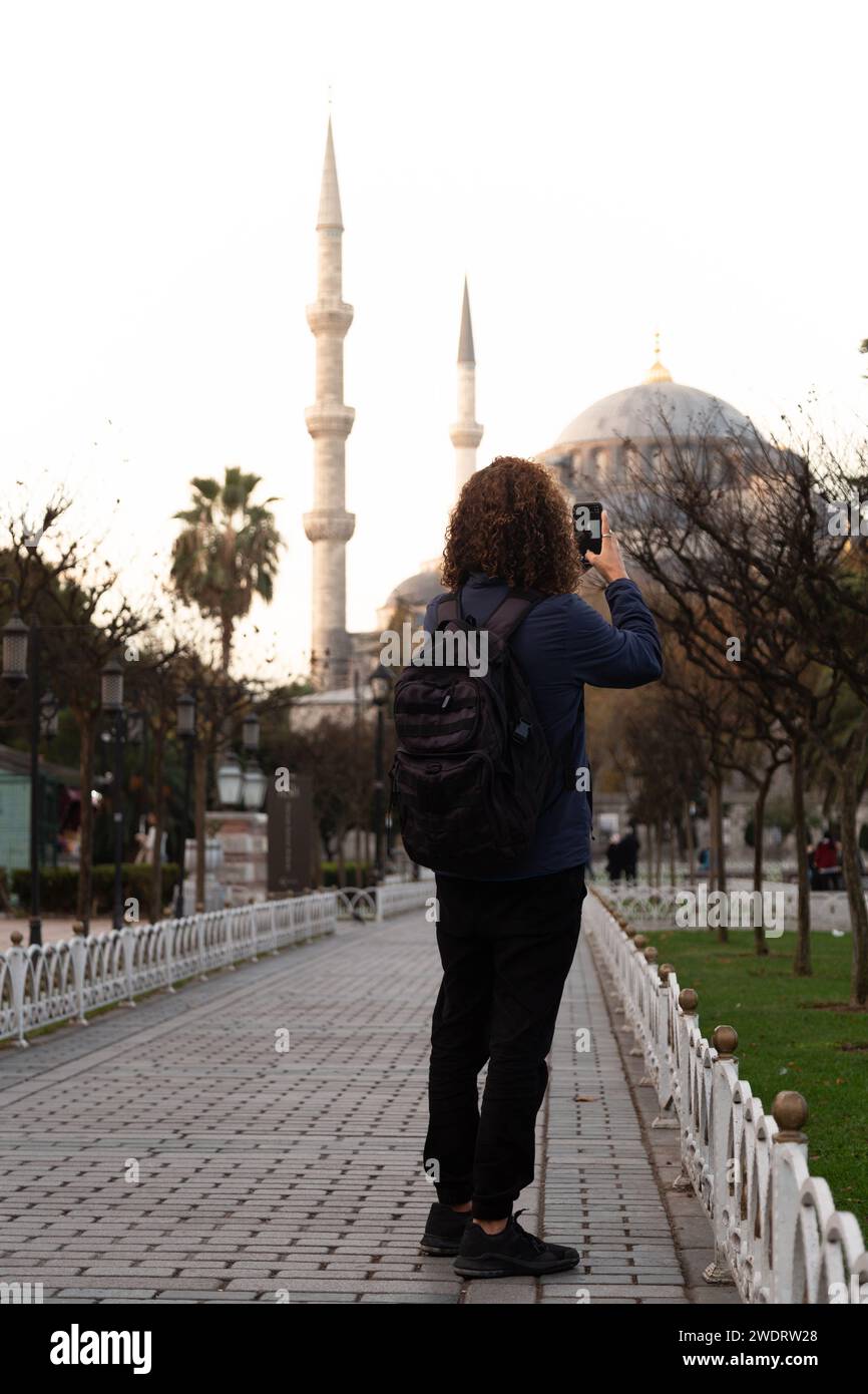 Männlicher Tourist mit schwarzem Rucksack, der Fotos von der Blauen Moschee macht Stockfoto