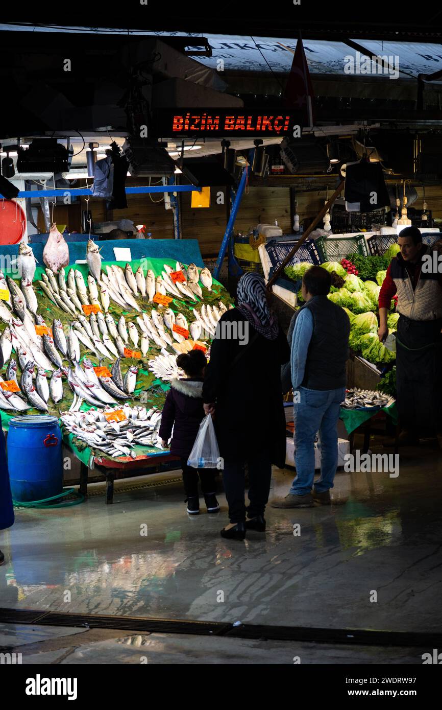 Türkische Leute kaufen Fisch auf dem lokalen Lebensmittelmarkt in Besiktas, Türkei Stockfoto