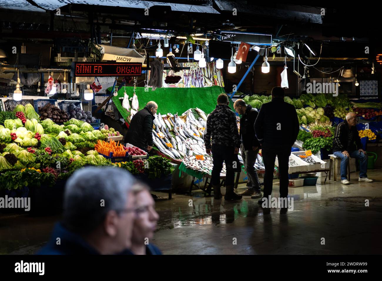 Türkische Leute kaufen Fisch auf dem lokalen Lebensmittelmarkt in Besiktas, Türkei Stockfoto