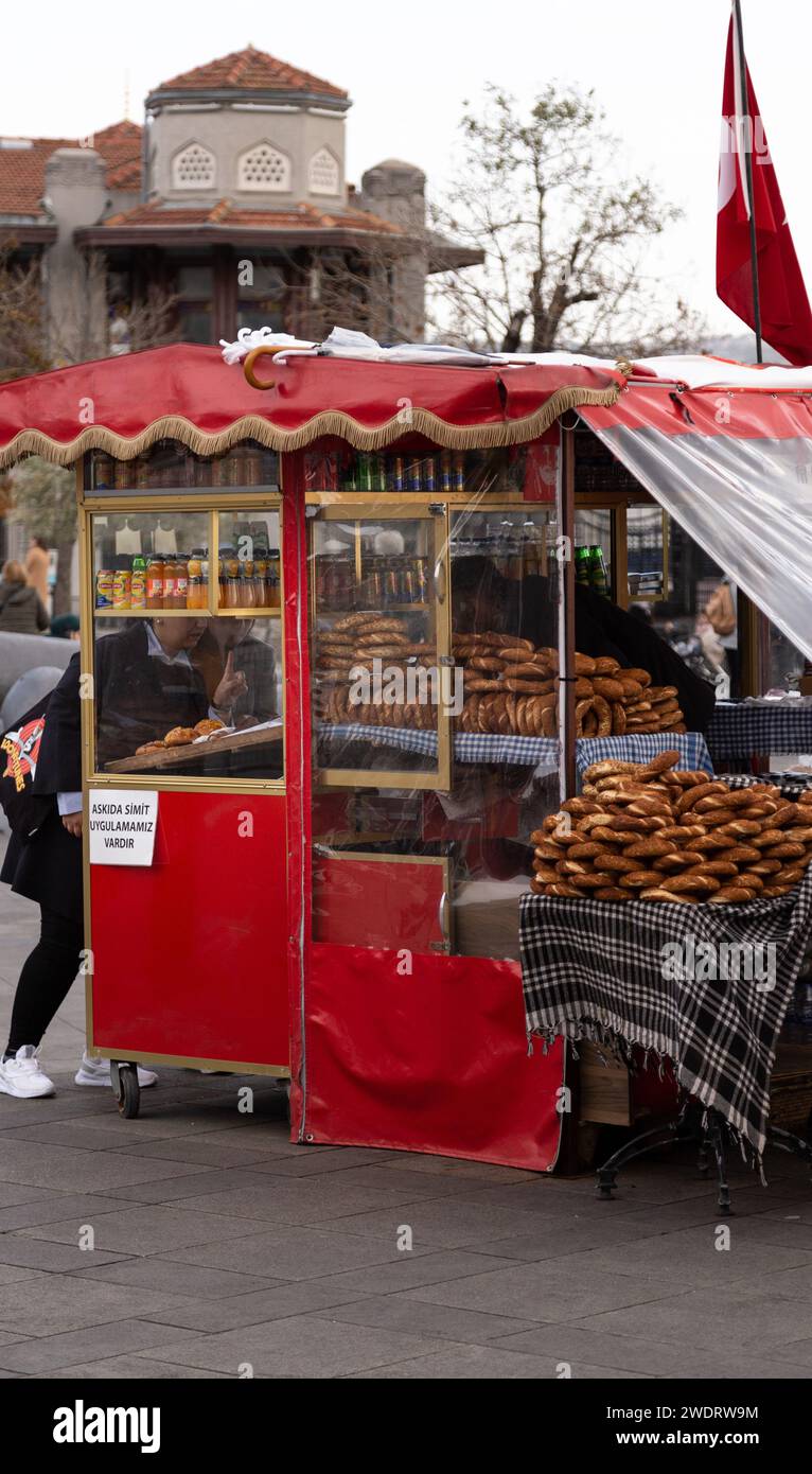 Frau, die traditionelle türkische Süßigkeiten am Imbissstand in Istanbul kauft Stockfoto
