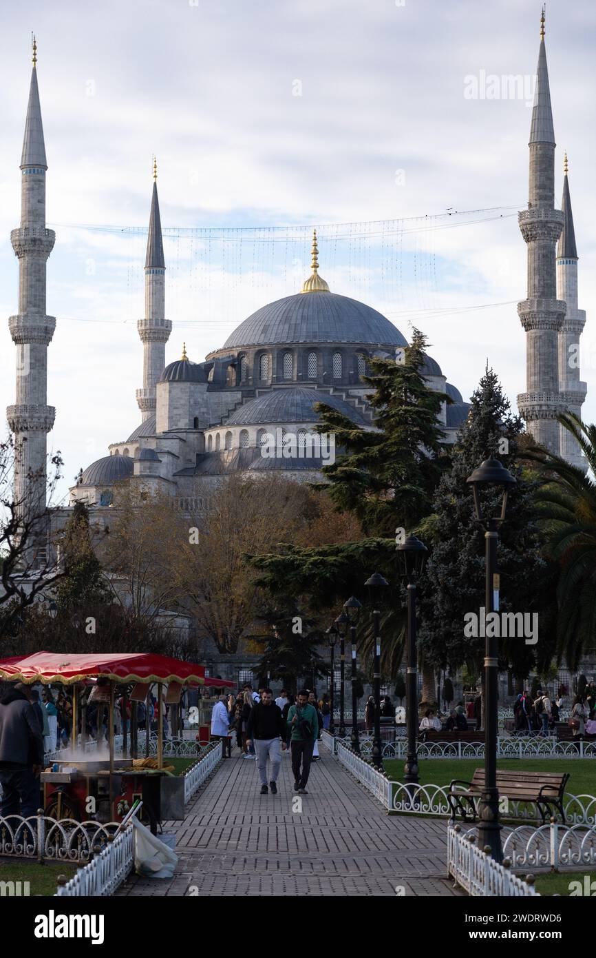 Touristen, die im Park vor der Blauen Moschee in Istanbul spazieren gehen Stockfoto