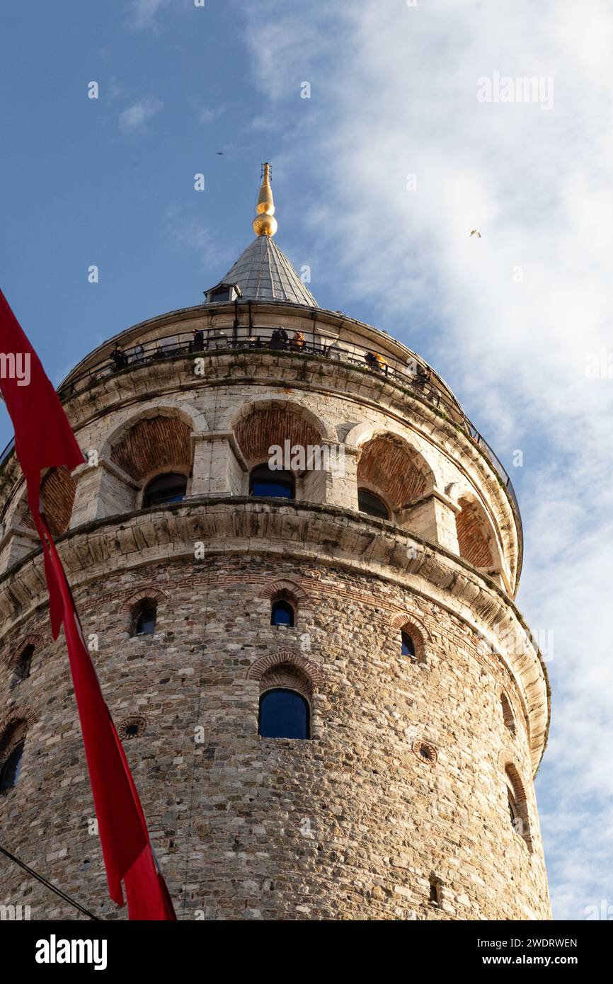 Historischer Galata-Turm und Flaggen von unten gesehen Stockfoto