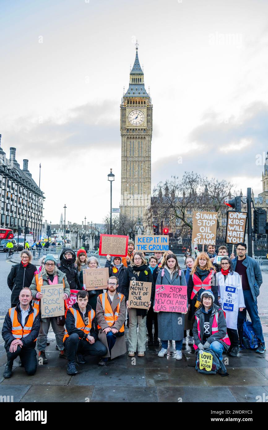 London, Großbritannien. Januar 2024. Keine Zukunft für fossile Brennstoffe Protest auf dem Parlamentsplatz. Das Offshore Petroleum Licenses Bill befindet sich in der zweiten Lesung im Unterhaus. Die Demonstranten sind der Ansicht, dass neue Lizenzen für die Gewinnung fossiler Brennstoffe nicht mit der Verpflichtung des Vereinigten Königreichs, bis 2050 Netto-Null zu erreichen, und dem auf der COP 28 vereinbarten Übergang „weg von fossilen Brennstoffen in Energiesystemen“ vereinbar sind. Beteiligte Gruppen: XRUK, Wissenschaftler für XR, Just Stop Oil, Fossil Free London. Guy Bell/Alamy Live News Stockfoto