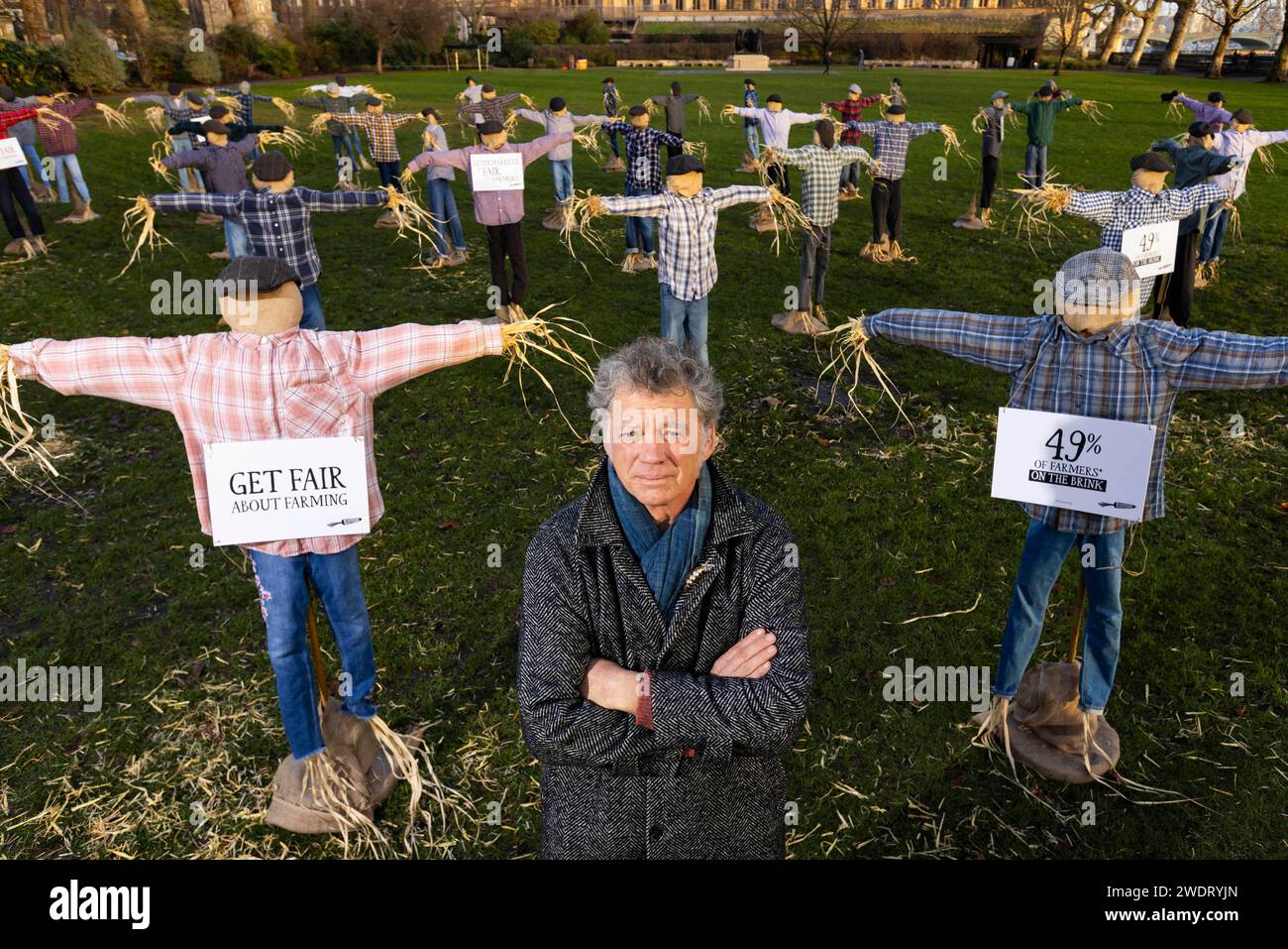 Der Gründer Guy Singh-Watson vor 49 Vogelscheuchen vor den Houses of Parliament in London im Rahmen der Kampagne „Get Fair About Farming“ von Riverford forderte die Regierung auf, die führenden Supermärkte dazu zu zwingen, fairere Prinzipien für britische Landwirte zu übernehmen. Bilddatum: Montag, 22. Januar 2024. Stockfoto