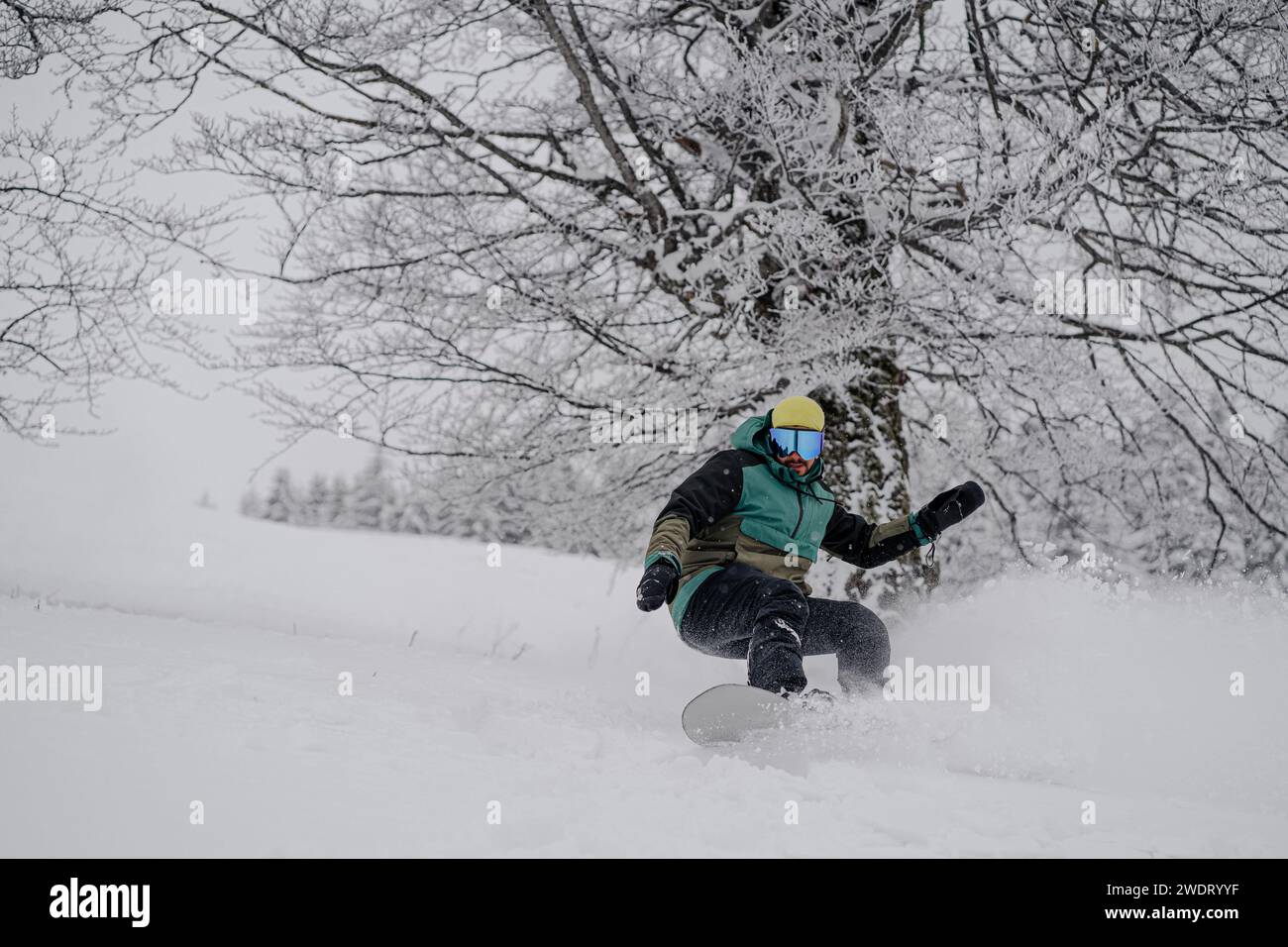 Snowboarder fahren schnell auf der Schnee-Freeride-Piste Stockfoto