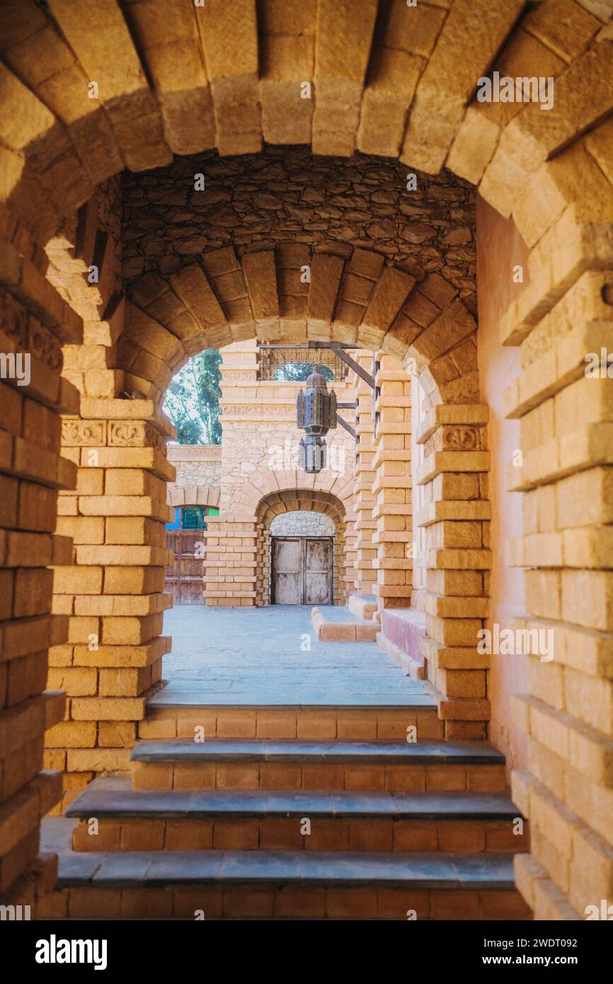 Eine Passage, die zu einem Innenhof in einer antiken afrikanischen Stadt führt. Stockfoto