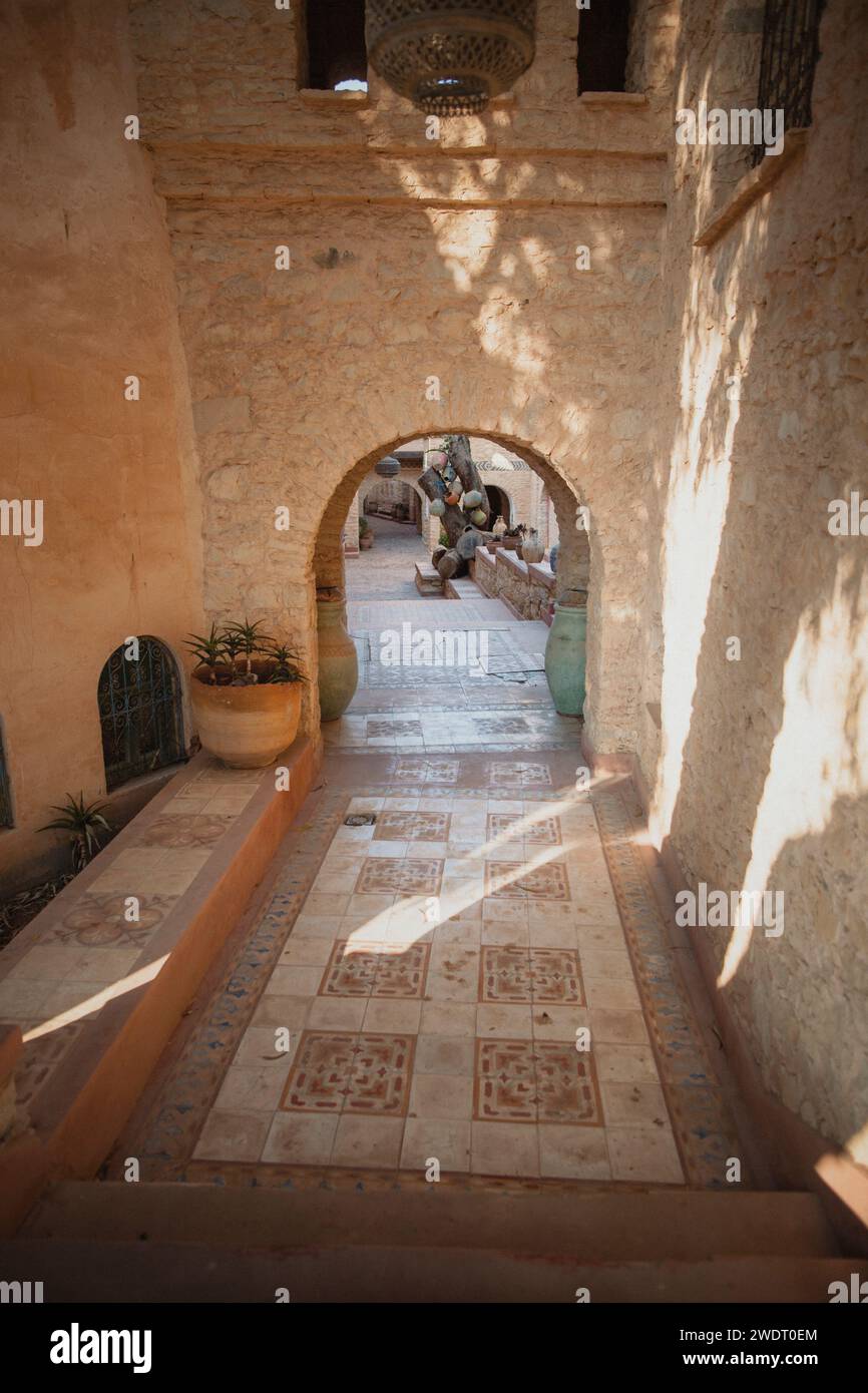 Eine Passage, die zu einem Innenhof in einer antiken Stadt in Afrika führt. Stockfoto