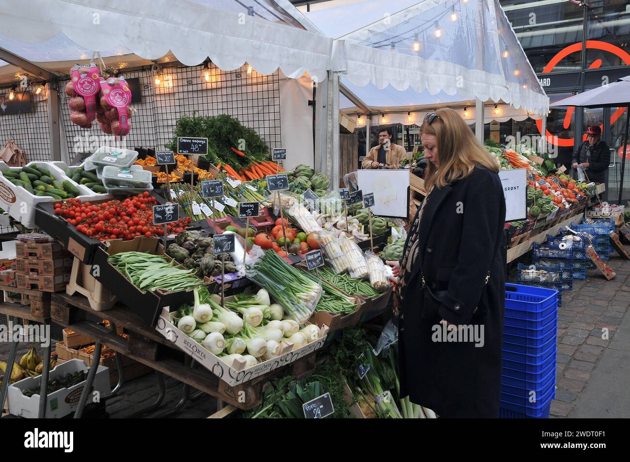 Kopenhagen, Dänemark.,20 Oktober 2021, /Gemüse- und Obstkunden beim Obst- und Gemüsehändler in Torvhallerne in der dänischen Hauptstadt.Foto: Francis Joseph Dean/Dean Pictures Stockfoto