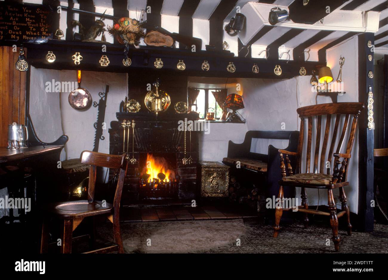 Village Pubs im Inneren eines traditionellen Holzbalkenpubs, Pferdebrassen öffnen echtes Kaminfeuer. Serviert Real Ale. Freies Haus. The Royal Oak at Whatcote, Warwickshire, England 1990er Jahre 1991 UK HOMER SYKES Stockfoto