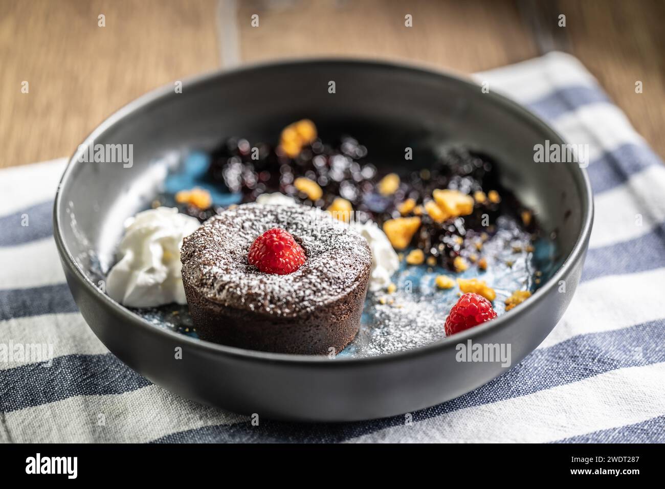 Teller mit Stücken Himbeer-Schokoladen-Brownie auf Teller. Stockfoto