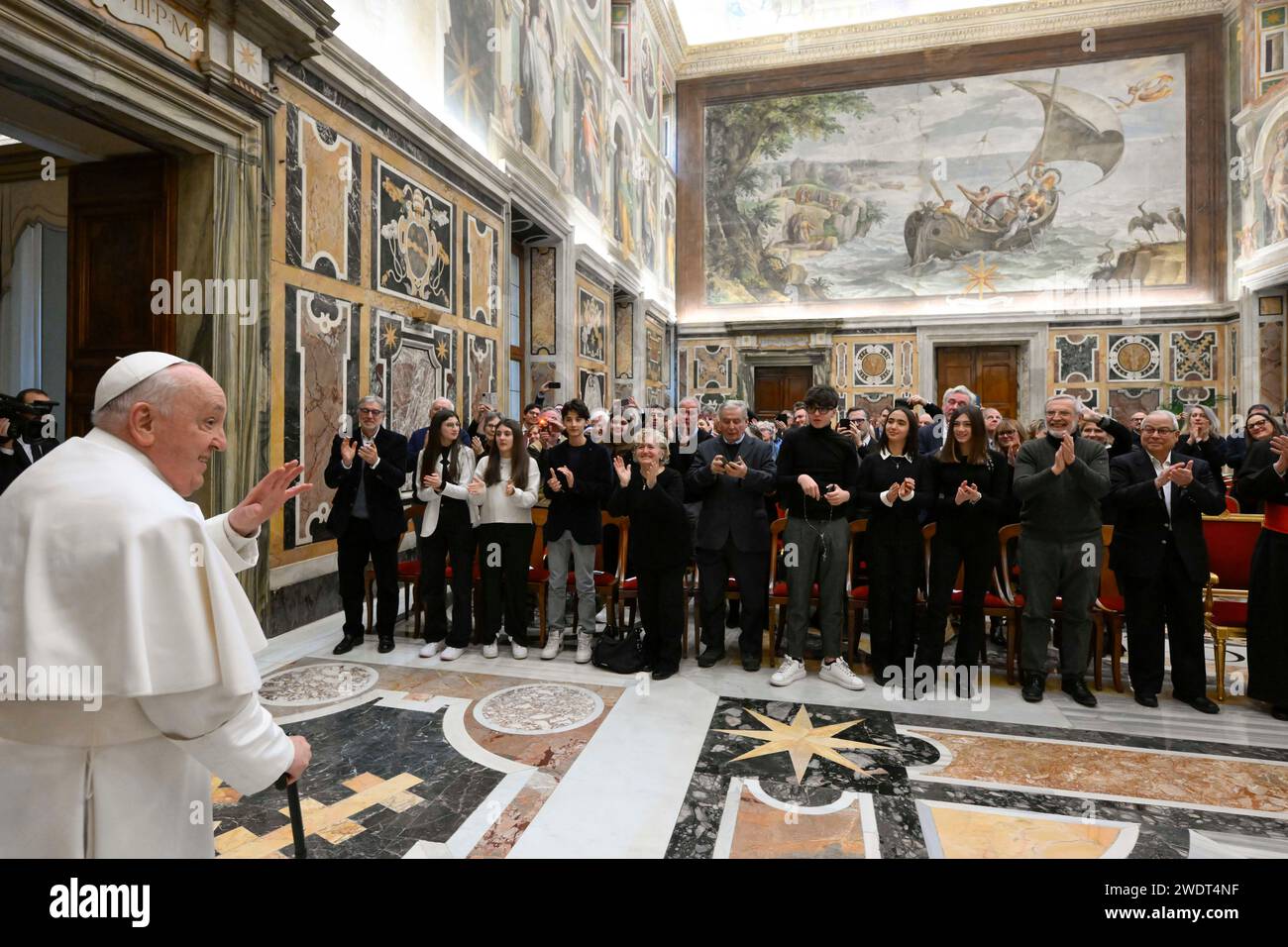 Vatikan, Vatikan. Januar 2024. Italien, Rom, Vatikan, 2024.1.22.Papst Franziskus empfängt in privater Audienz Mitglieder des Nationalkomitees für den hundertsten Geburtstag von Don Lorenzo Milani im Vatikan. Vatikanische Medien/Katholische Pressefotos. BESCHRÄNKT AUF REDAKTIONELLE VERWENDUNG - KEIN MARKETING - KEINE WERBEKAMPAGNEN. Quelle: Unabhängige Fotoagentur/Alamy Live News Stockfoto