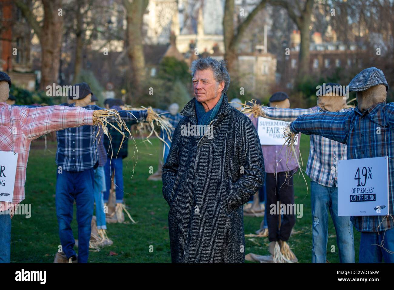 London, England, Großbritannien. Januar 2024. GUY SINGH-WATSON, Gründer von Riverford Organic, posiert mit Vogelscheuchen vor dem britischen parlament während eines Protestes, der die Regierung der sechs großen Supermärkte - Tesco, Sainsbury's, Asda, Morrisons, Aldi und Lidl - dazu aufruft, "fair über die Berühmtheit zu werden. (Kreditbild: © Tayfun Salci/ZUMA Press Wire) NUR REDAKTIONELLE VERWENDUNG! Nicht für kommerzielle ZWECKE! Quelle: ZUMA Press, Inc./Alamy Live News Stockfoto