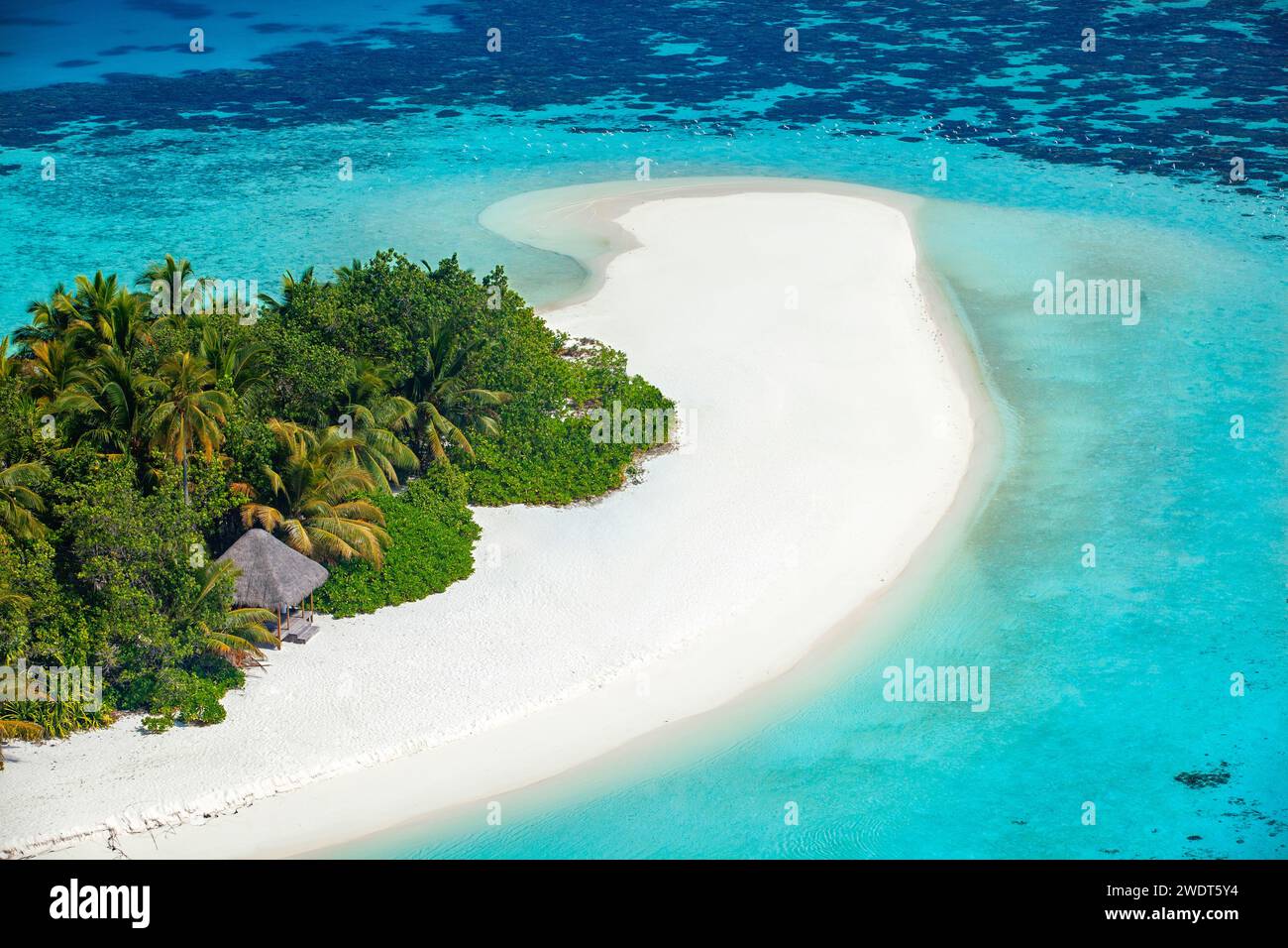 Blick aus der Vogelperspektive auf die tropische Insel mit Lagune, die Malediven, den Indischen Ozean, Asien Stockfoto