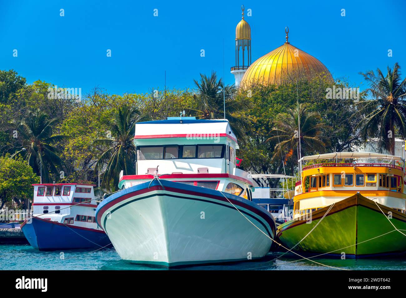Grand Friday Moschee und traditionelle Fischerboote in der Hauptstadt Male, den Malediven, dem Indischen Ozean, Asien Stockfoto