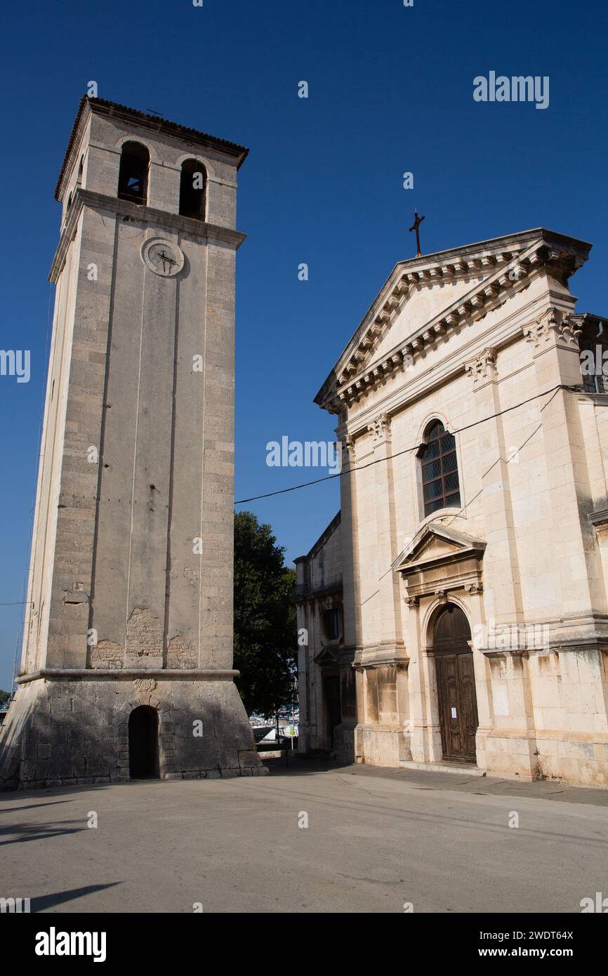 Uhrenturm und Kathedrale der Himmelfahrt der Heiligen Jungfrau Maria aus dem 4. Jahrhundert, Pula, Kroatien, Europa Stockfoto