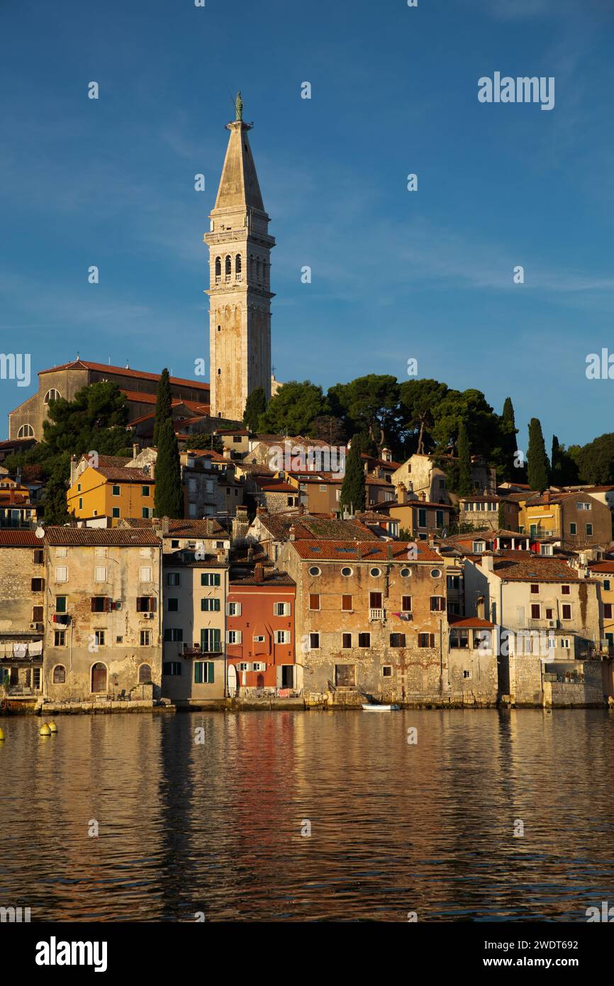 Uferpromenade und Turm der Kirche St. Euphemia, Altstadt, Rovinj, Kroatien, Europa Stockfoto