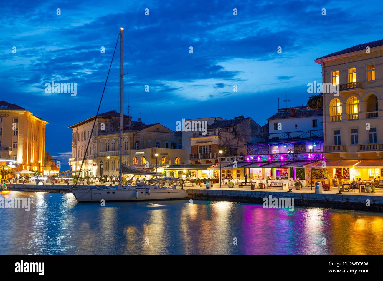 Bootsrestaurants und Restaurants am Wasser am Abend, Harbor, Porec, Kroatien, Europa Stockfoto