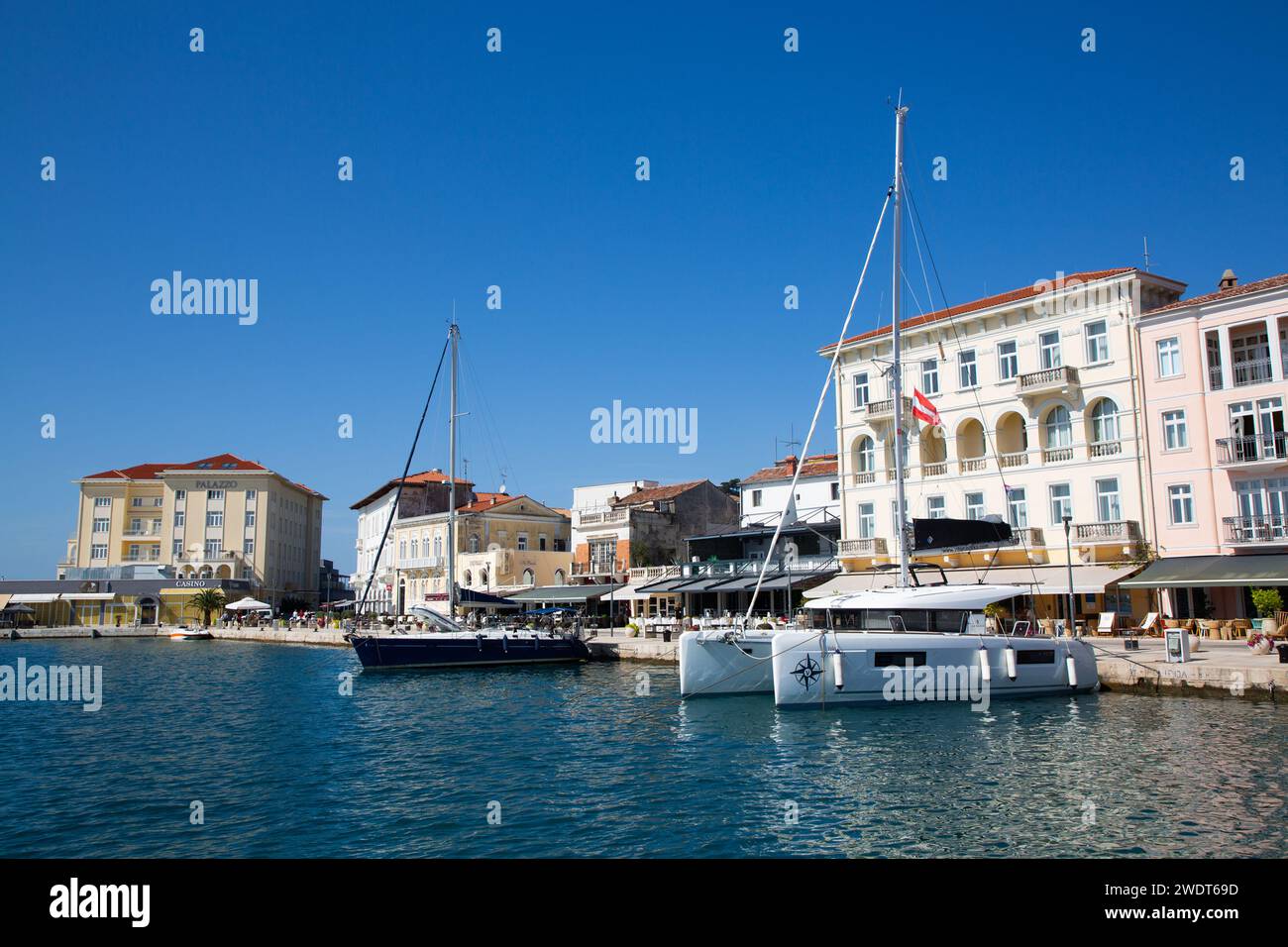 Boote und Restaurants am Wasser, Hafen, Porec, Kroatien, Europa Stockfoto