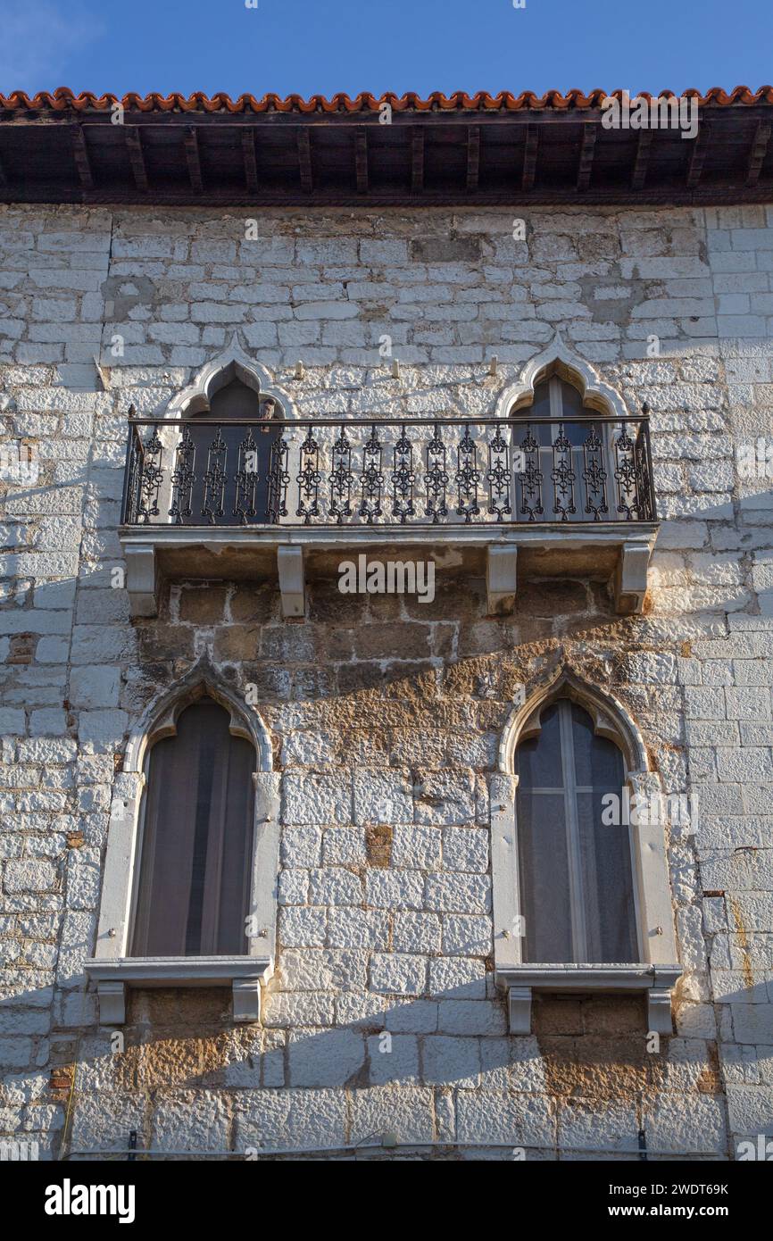 Fenster in einem Steinhaus, Altstadt, Porec, Kroatien, Europa Stockfoto