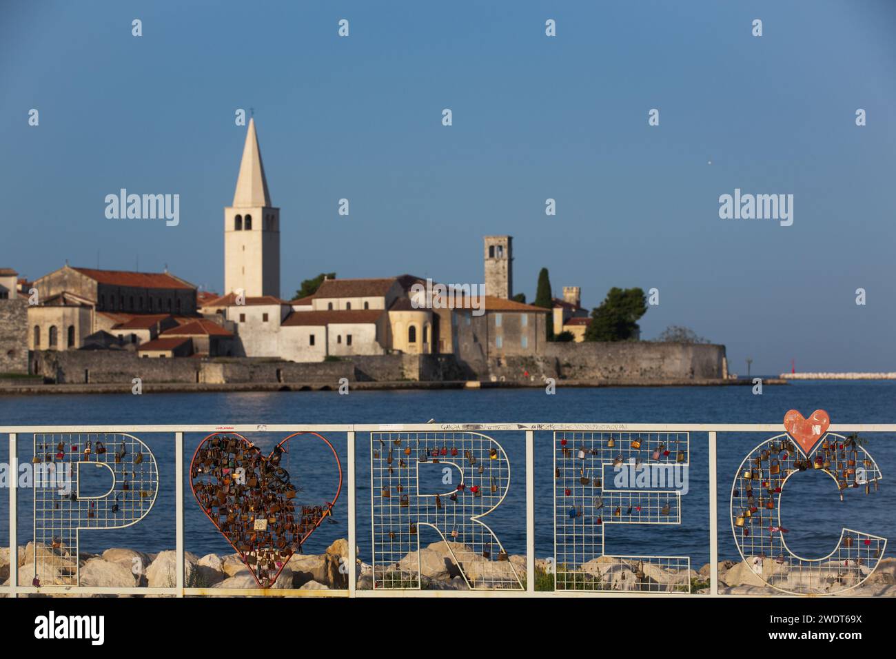 Kroatien Schild, Turm der Euphrasischen Bascilica im Hintergrund, Altstadt, Porec, Kroatien, Europa Stockfoto