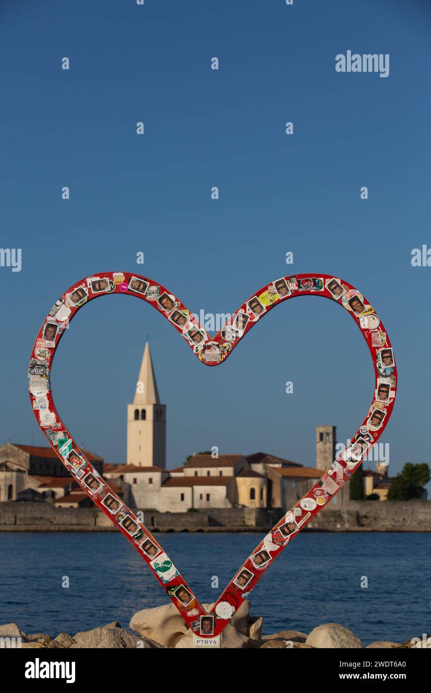 Love Symbol, Rotes Herz, Turm der Euphrasischen Bascilica im Hintergrund, Altstadt, Porec, Kroatien, Europa Stockfoto