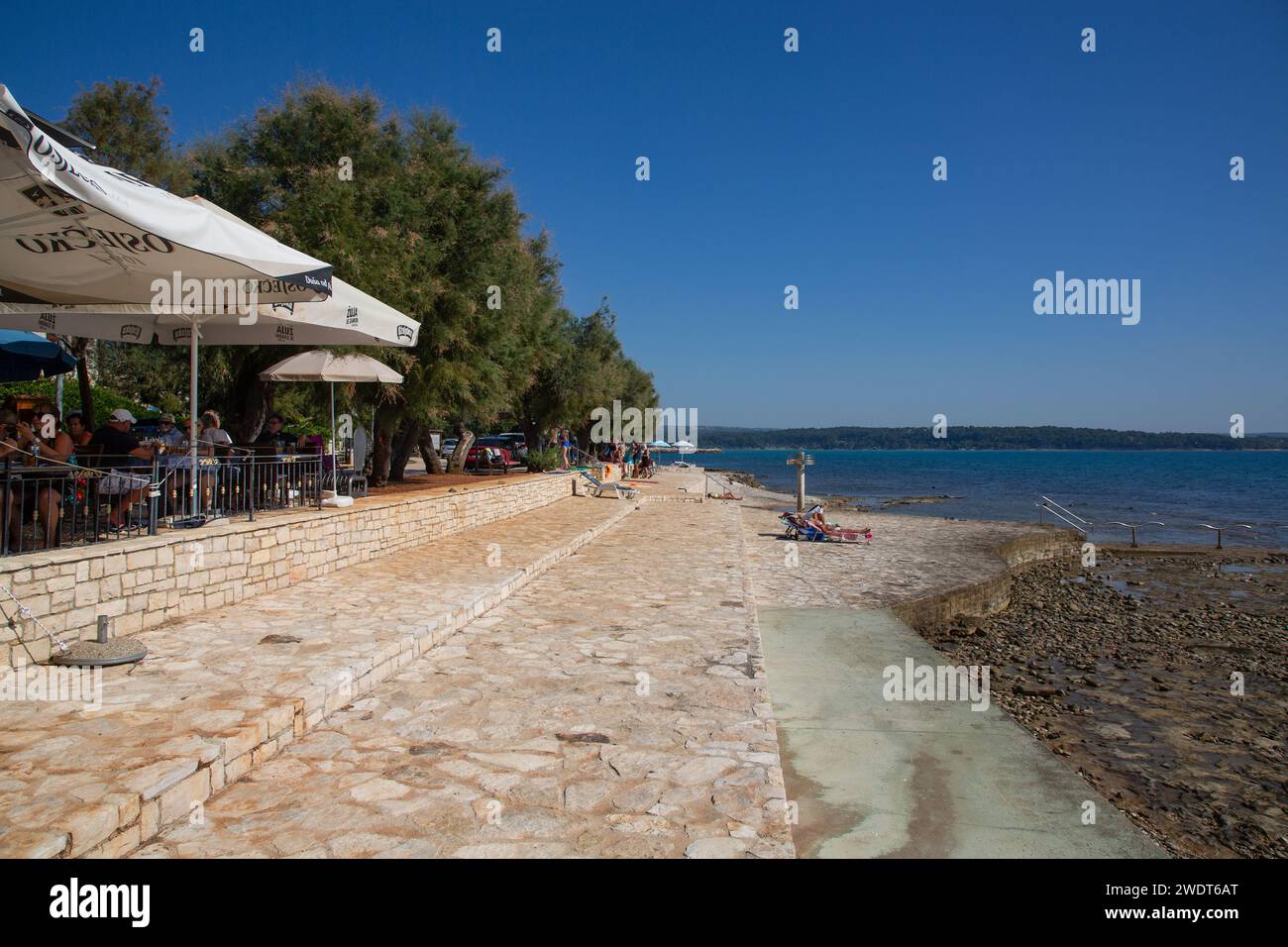 Seaside Restaurant and People, Altstadt, Novigrad, Kroatien, Europa Stockfoto