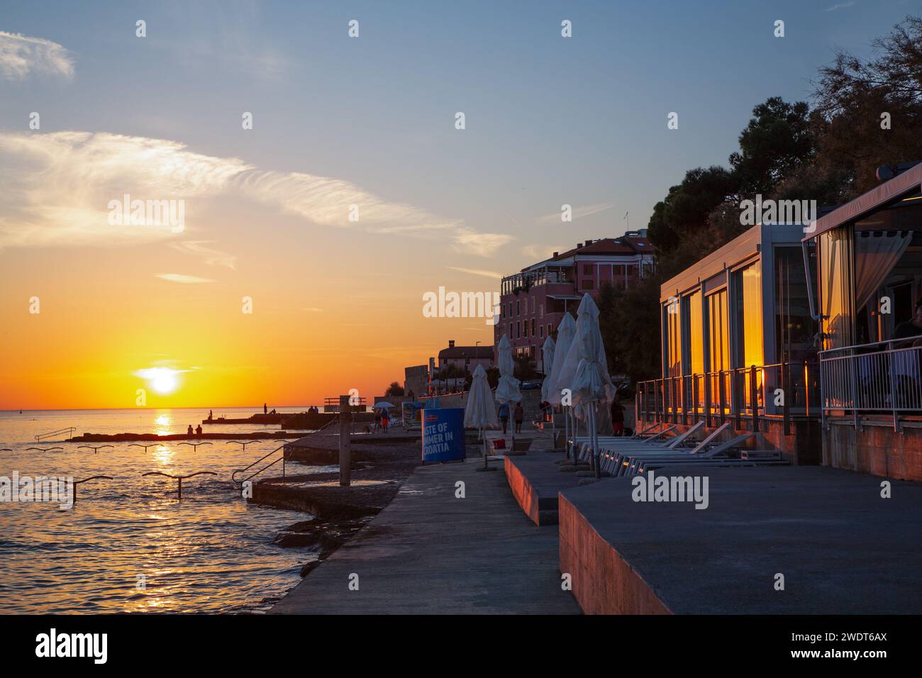 Sonnenuntergang, Meerblick, Restaurants auf der rechten Seite, Altstadt, Novigrad, Kroatien, Europa Stockfoto