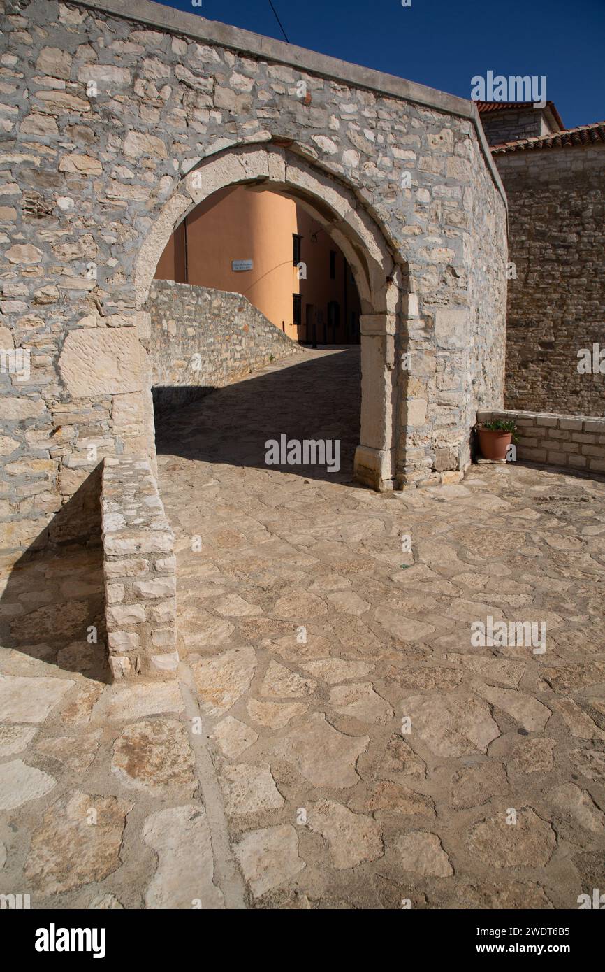 Marina Gate, Belvedere historische Stätte, datiert aus dem Jahr 1649, Altstadt, Novigrad, Kroatien, Europa Stockfoto