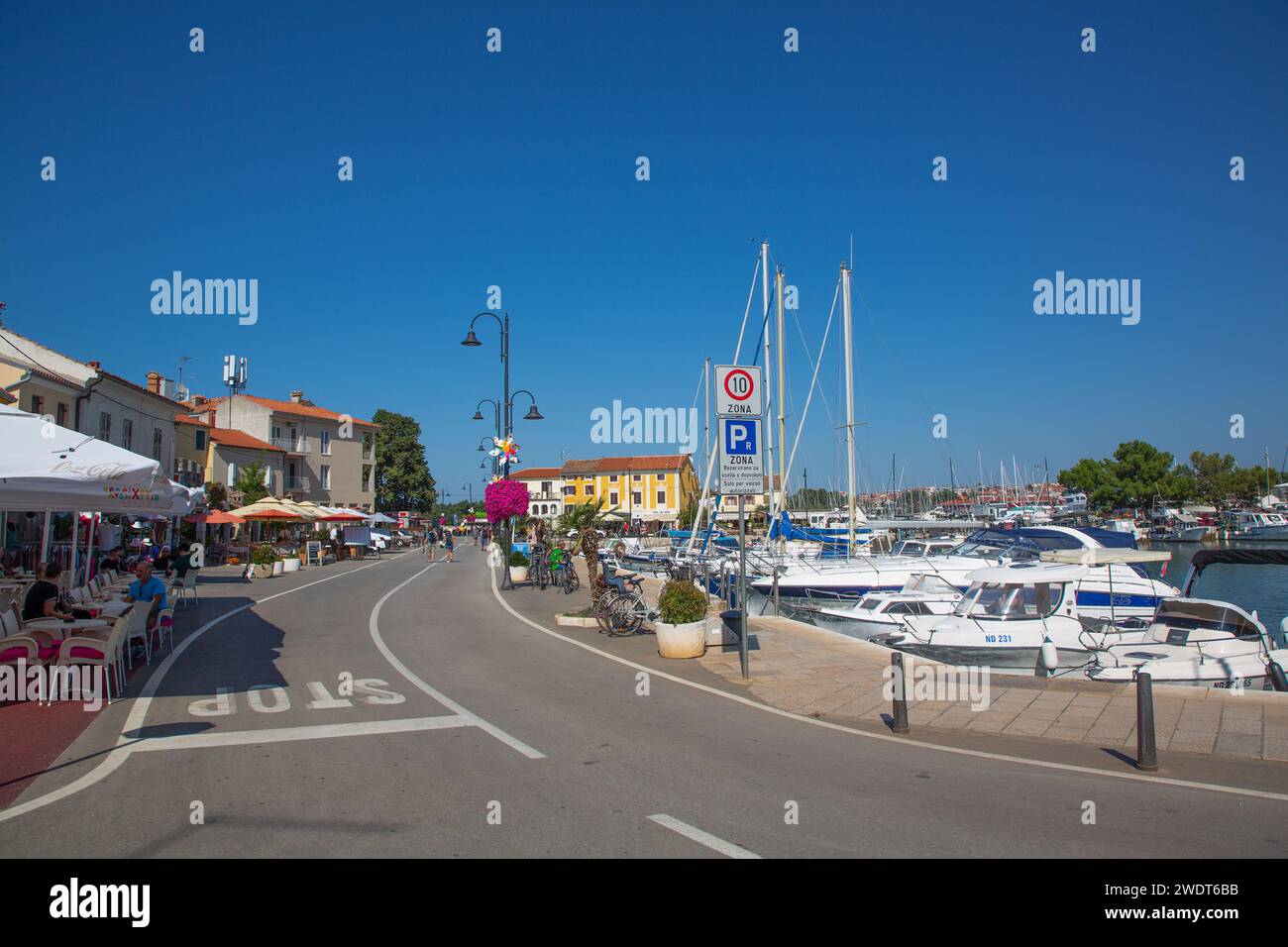 Straßenblick auf das Wasser, den Jachthafen, die Altstadt, Novigrad, Kroatien, Europa Stockfoto