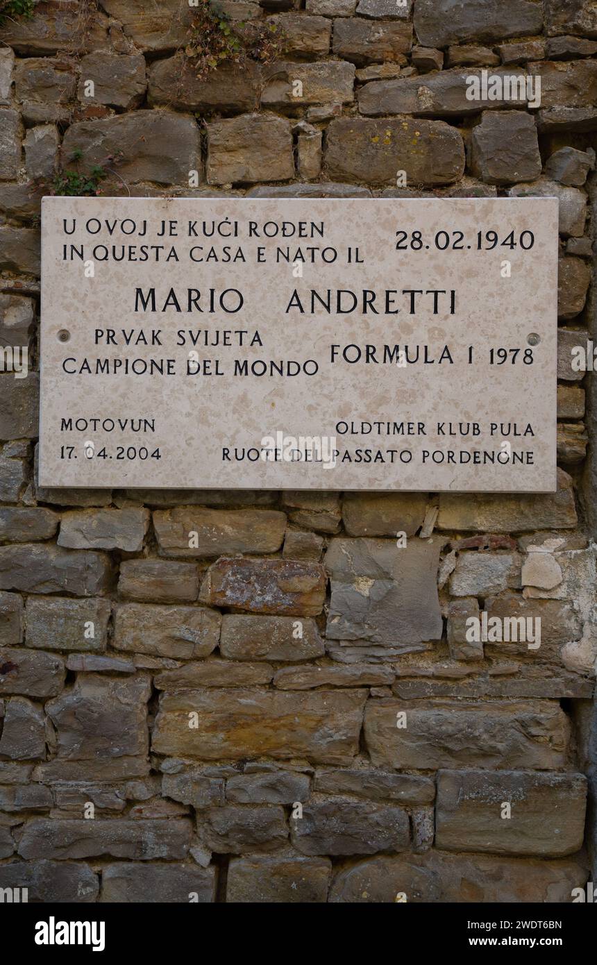 Gedenktafel an der Wand des früheren Wohnsitzes von Mario Andretti, Motovun, Zentral-Istrien, Kroatien, Europa Stockfoto