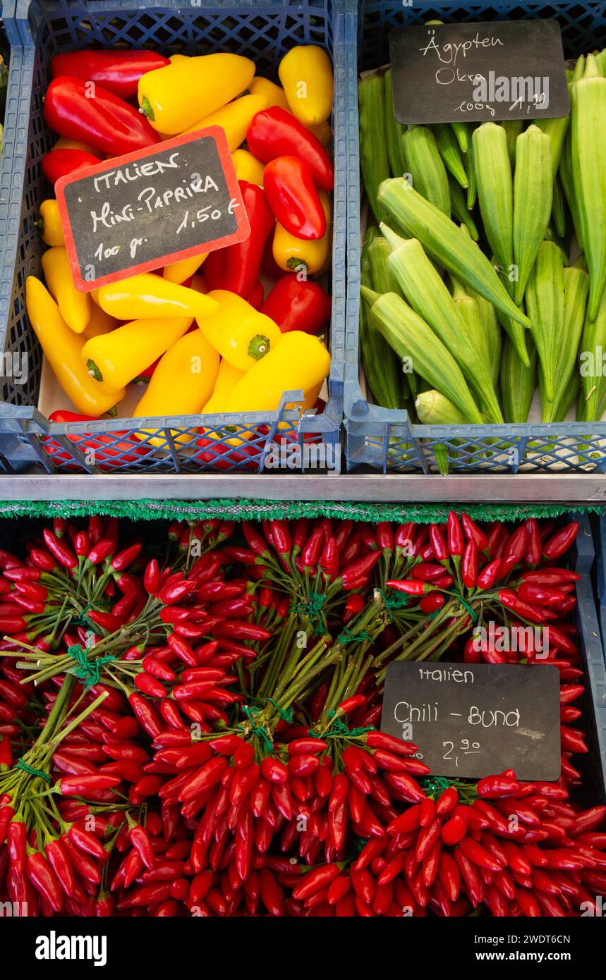 Gemüse einschließlich Okra, Paprika und Chili zum Verkauf, Viktualienmakt (Markt), Altstadt, München, Bayern, Deutschland, Europa Stockfoto
