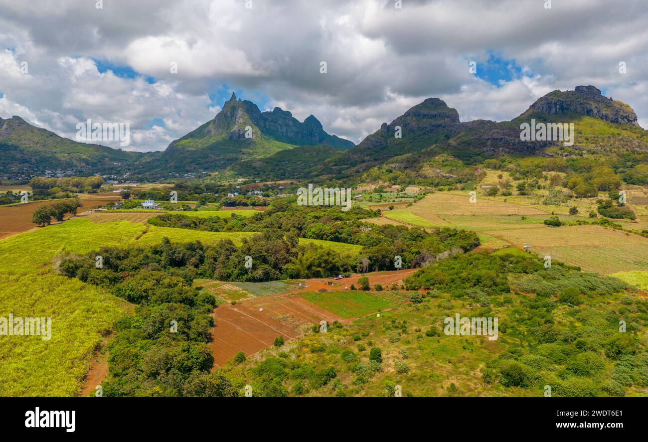 Aus der Vogelperspektive auf Long Mountain und Felder auf Long Mountain, Mauritius, Indischer Ozean, Afrika Stockfoto