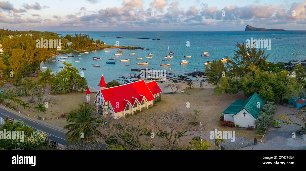 Aus der Vogelperspektive von Notre-Dame Auxiliatrice de Cap Malheureux bei Sonnenaufgang, Cap Malheureux, Mauritius, Indischer Ozean, Afrika Stockfoto