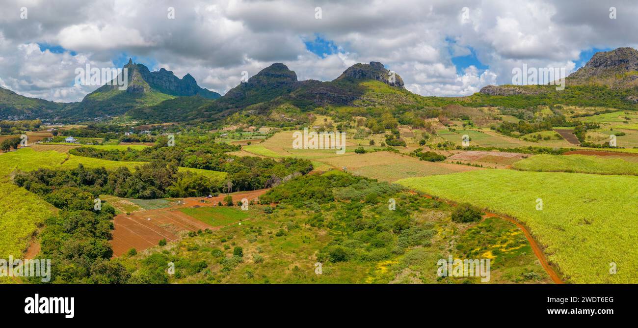 Aus der Vogelperspektive auf Long Mountain und Felder auf Long Mountain, Mauritius, Indischer Ozean, Afrika Stockfoto