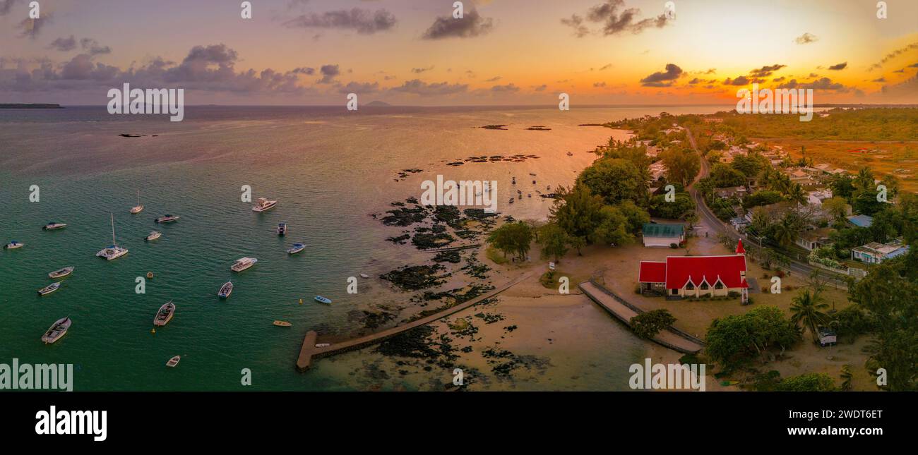 Aus der Vogelperspektive von Notre-Dame Auxiliatrice de Cap Malheureux bei Sonnenaufgang, Cap Malheureux, Mauritius, Indischer Ozean, Afrika Stockfoto