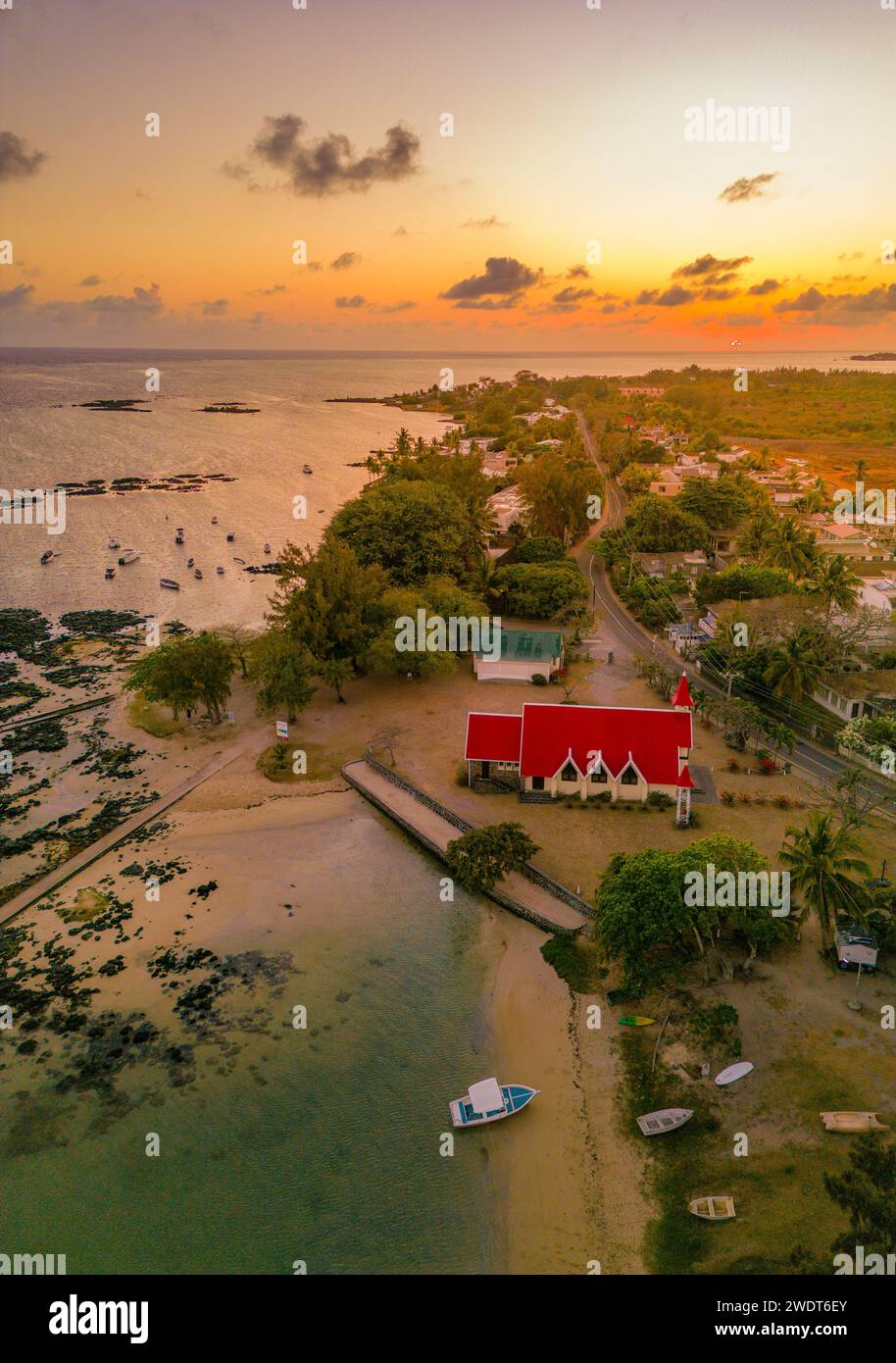Aus der Vogelperspektive von Notre-Dame Auxiliatrice de Cap Malheureux bei Sonnenaufgang, Cap Malheureux, Mauritius, Indischer Ozean, Afrika Stockfoto