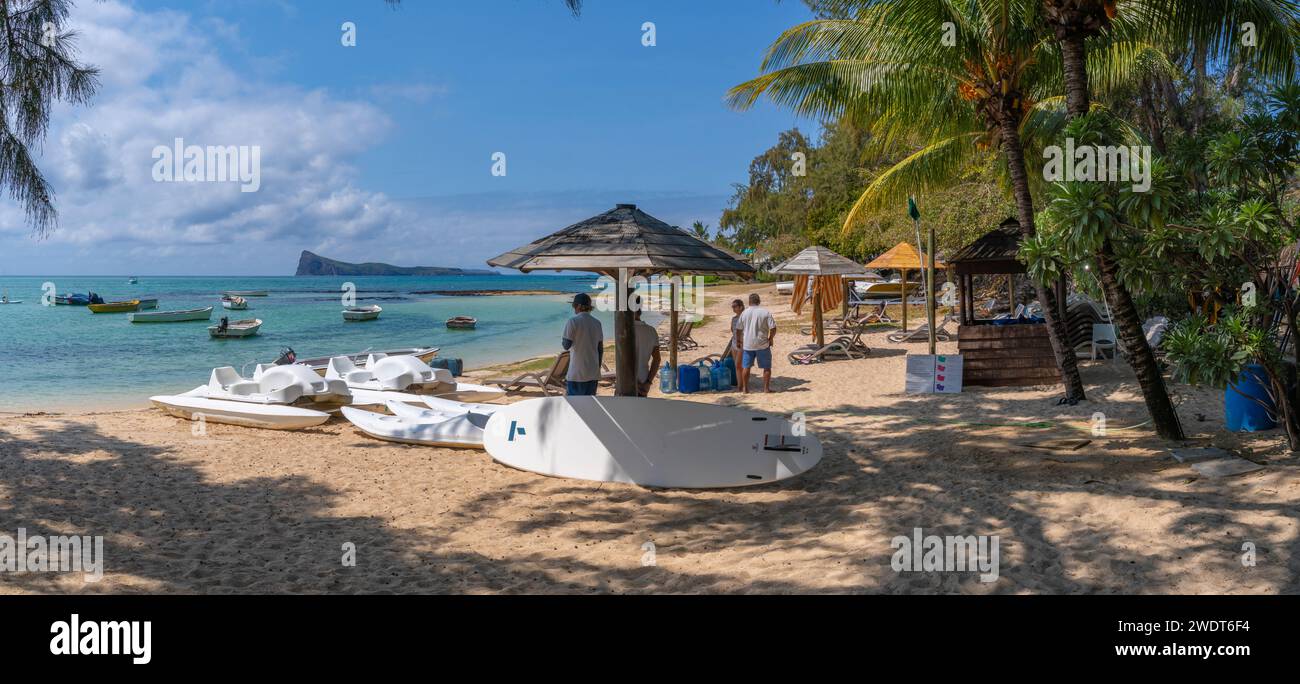 Blick auf den Strand und den türkisfarbenen Indischen Ozean an sonnigem Tag in Cap Malheureux, Mauritius, Indischen Ozean, Afrika Stockfoto