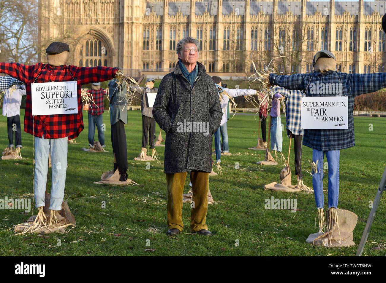 22. Januar 2024, London, England, Vereinigtes Königreich: GUY SINGH-WATSON, Gründer von Riverford, posiert mit Vogelscheuchen, die sich in Victoria Tower Gardens vor dem Parlament für faire landwirtschaftliche Praktiken einsetzen. 49 Vogelscheuchen stehen außerhalb des Parlaments, die 49 % der Obst- und Gemüsebauern repräsentieren, die in den nächsten 12 Monaten stillgelegt werden müssen. Wir drängen auf „fair über die Landwirtschaft“ aus den „Big Six“-Supermärkten (Tesco, Sainsburyâ, Asda, Morrisons, Aldi, und Lidl), nimmt dieser stille Aufruf zum Handeln die parlamentarischen Debatten über die Zukunft der Landwirte vorweg. (Kreditbild: © Thomas Krych/ZUMA Press Wire) NUR REDAKTIONELLE VERWENDUNG! Nein Stockfoto